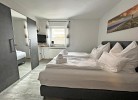 Großes Schlafzimmer mit Boxspringbett